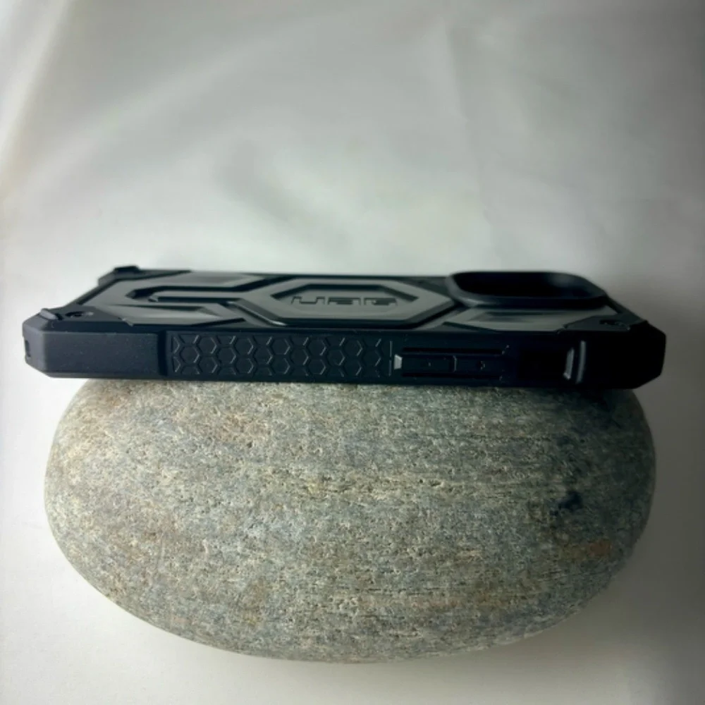 UAG - Monarch Pro Series Case with Magsafe for Apple iPhone 15 Pro Max - Carbon